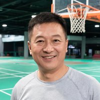 一位中年男性用户面带微笑，背景是篮球场