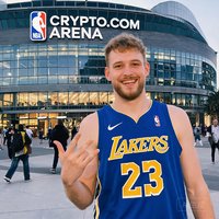 一位外国年轻男子在NBA球馆前留影