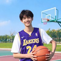 一位年轻学生穿着NBA球衣，手拿篮球